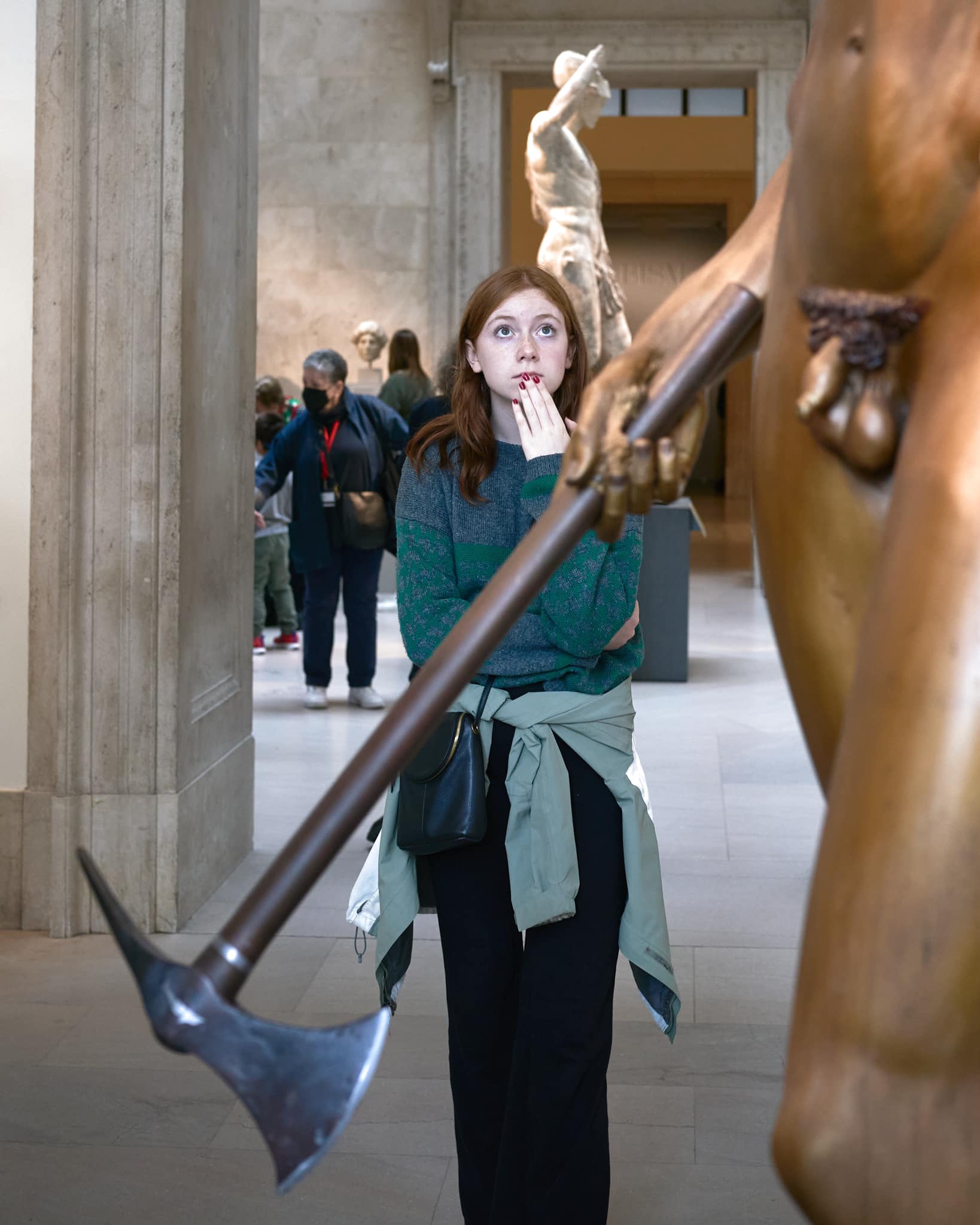 1638x2048, 177 Kb / MMA, скульптура, топор, причандалы, девушка