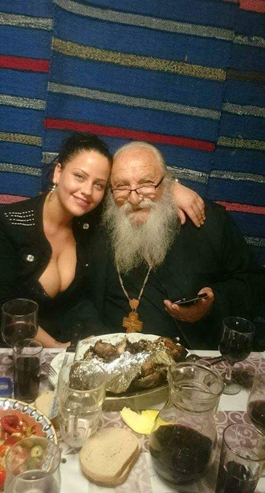 516x960, 70 Kb / священнослужитель, застолье, закуска, крест, телефон