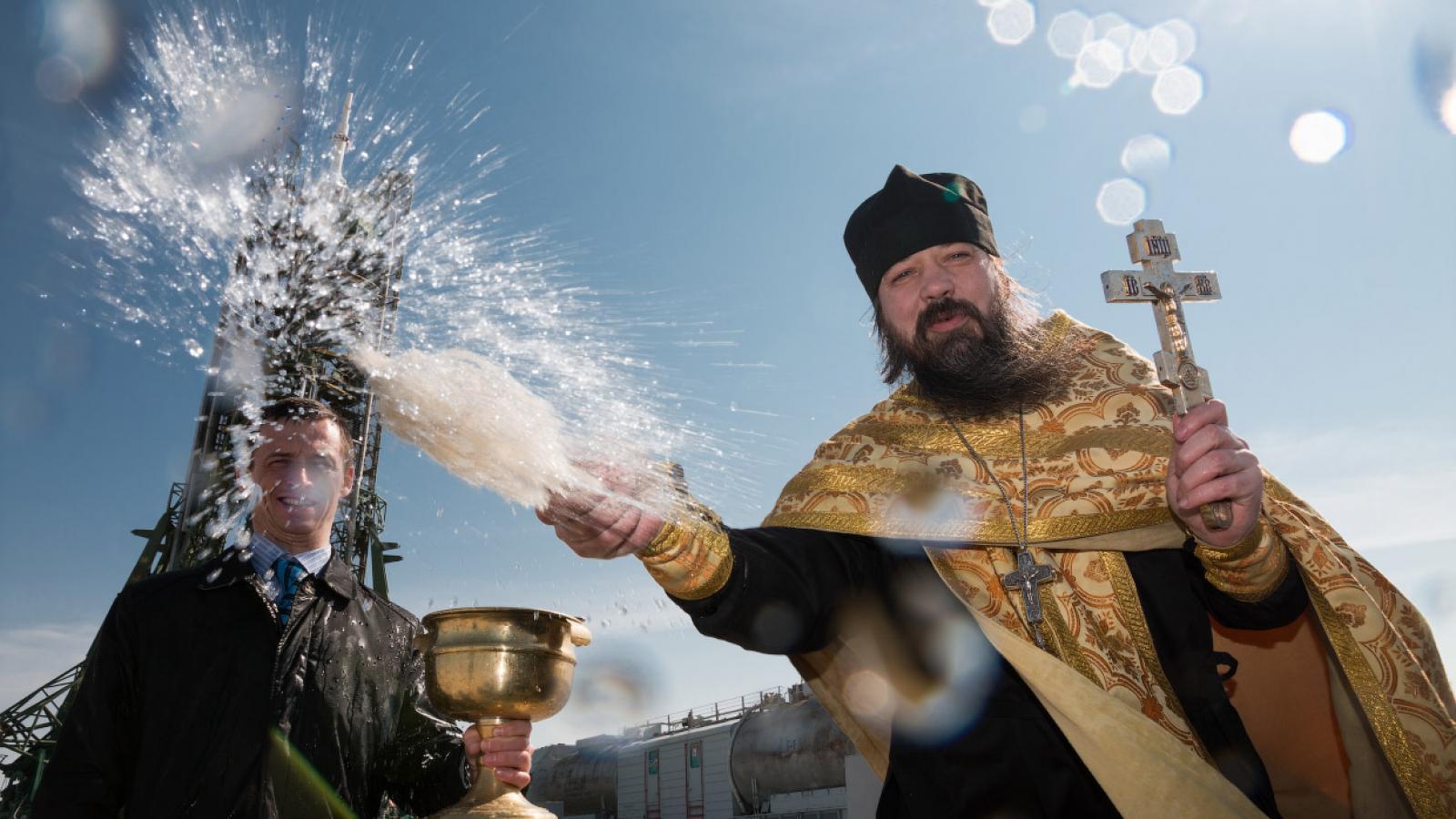 1600x900, 157 Kb / батюшка, священностлужитель, освящение, ракета, камера, вода, крест