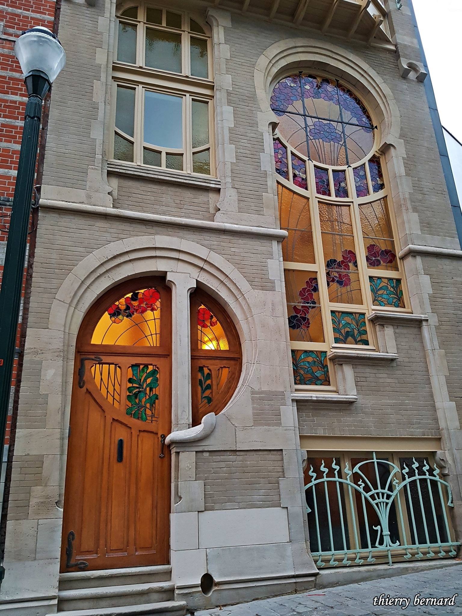 1536x2048, 542 Kb / Архитектура, дом, дверь, Бельгия, Брюссель, Эрнест Делюн, столб, фонарь, витраж