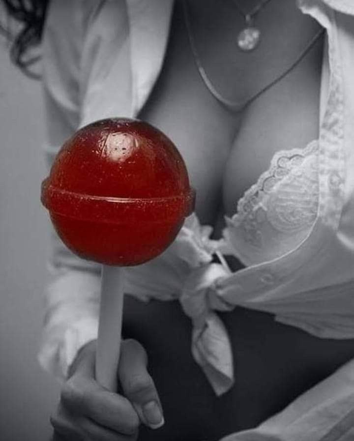 720x897, 78 Kb / белое,декольте,сиськи,чупа чупс,кулон