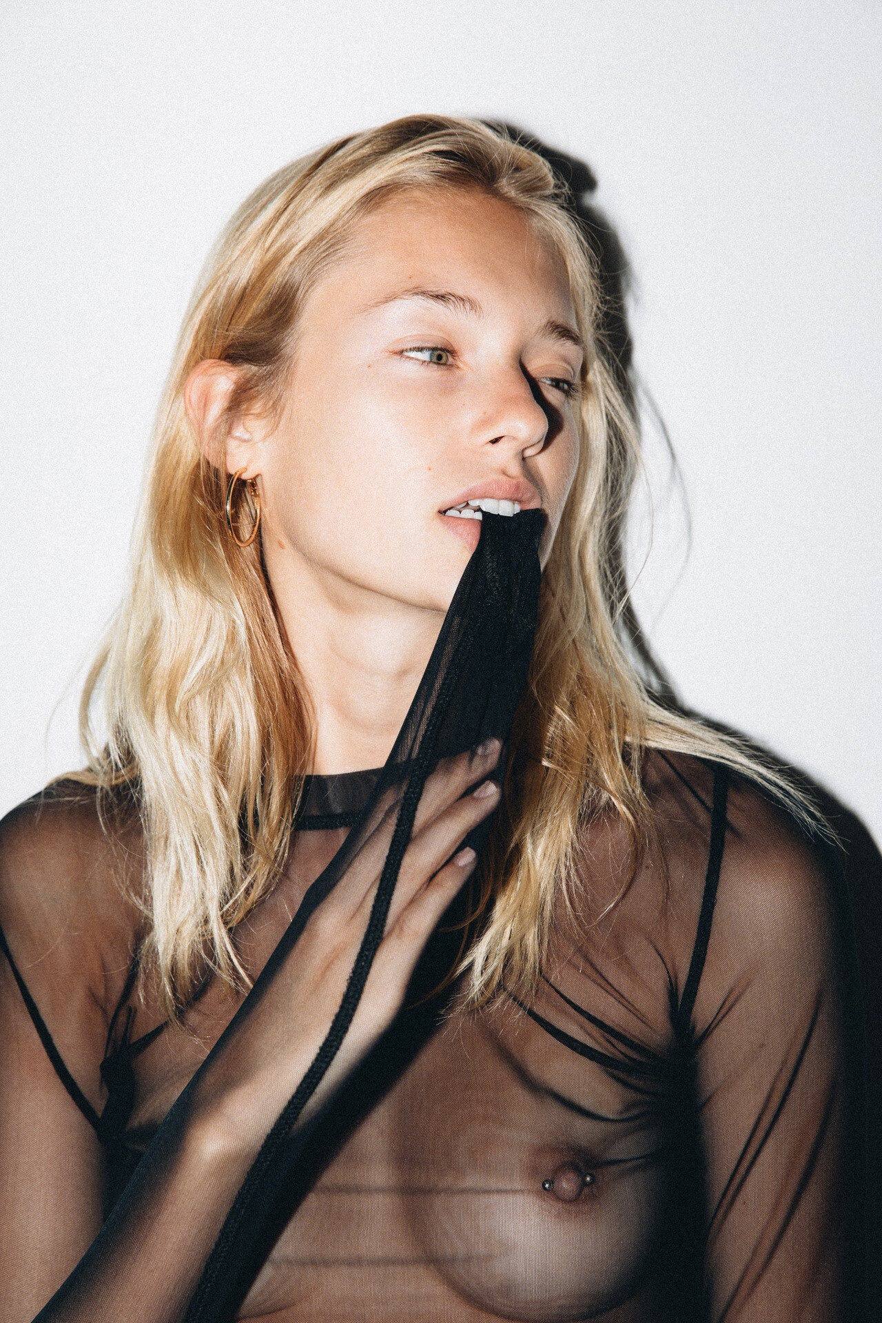 1280x1920, 524 Kb / Ella Rattigan, пирсинг, прозрачное