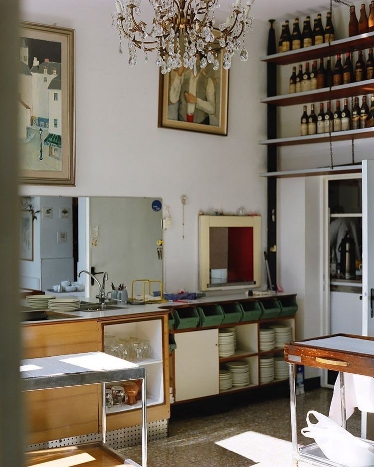 750x937, 127 Kb / Кухня, люстра, картина, зеркало, бутылка