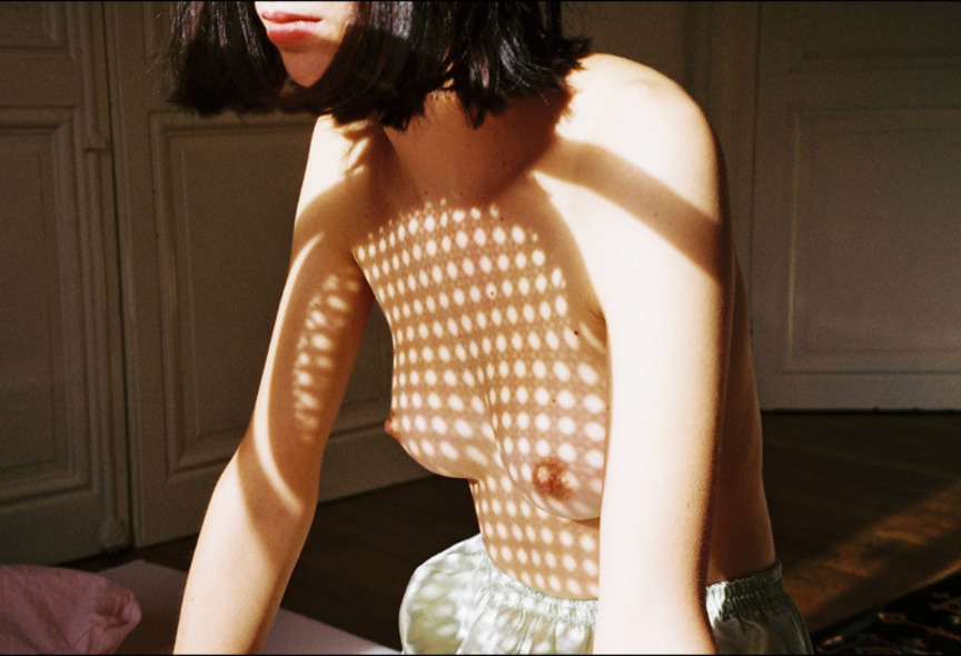 864x590, 131 Kb / Тень, свет, тень, клетка, топлесс, каре, штаны, брюки