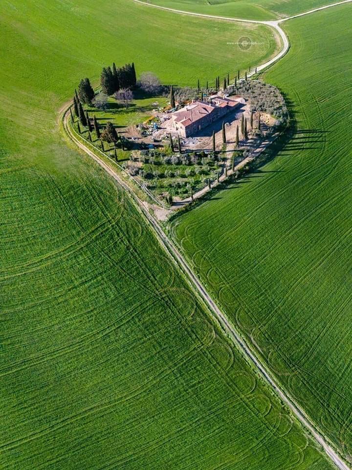 720x960, 167 Kb / Италия, сердце, поле, трава, дорога, домик в деревне, ракурс