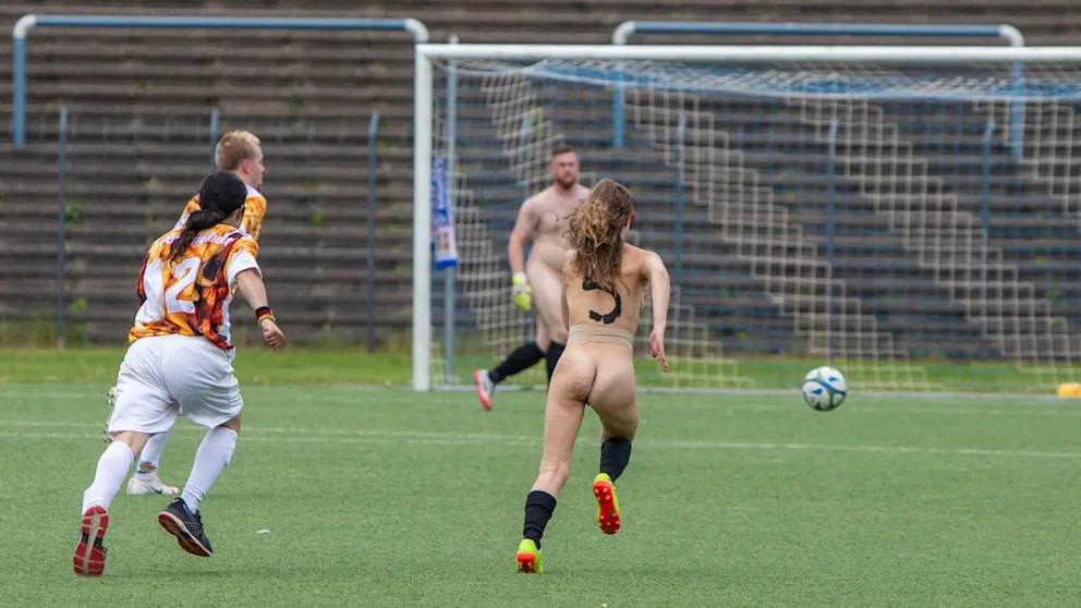 992x558, 65 Kb / Футбол, поле, игрок, голый