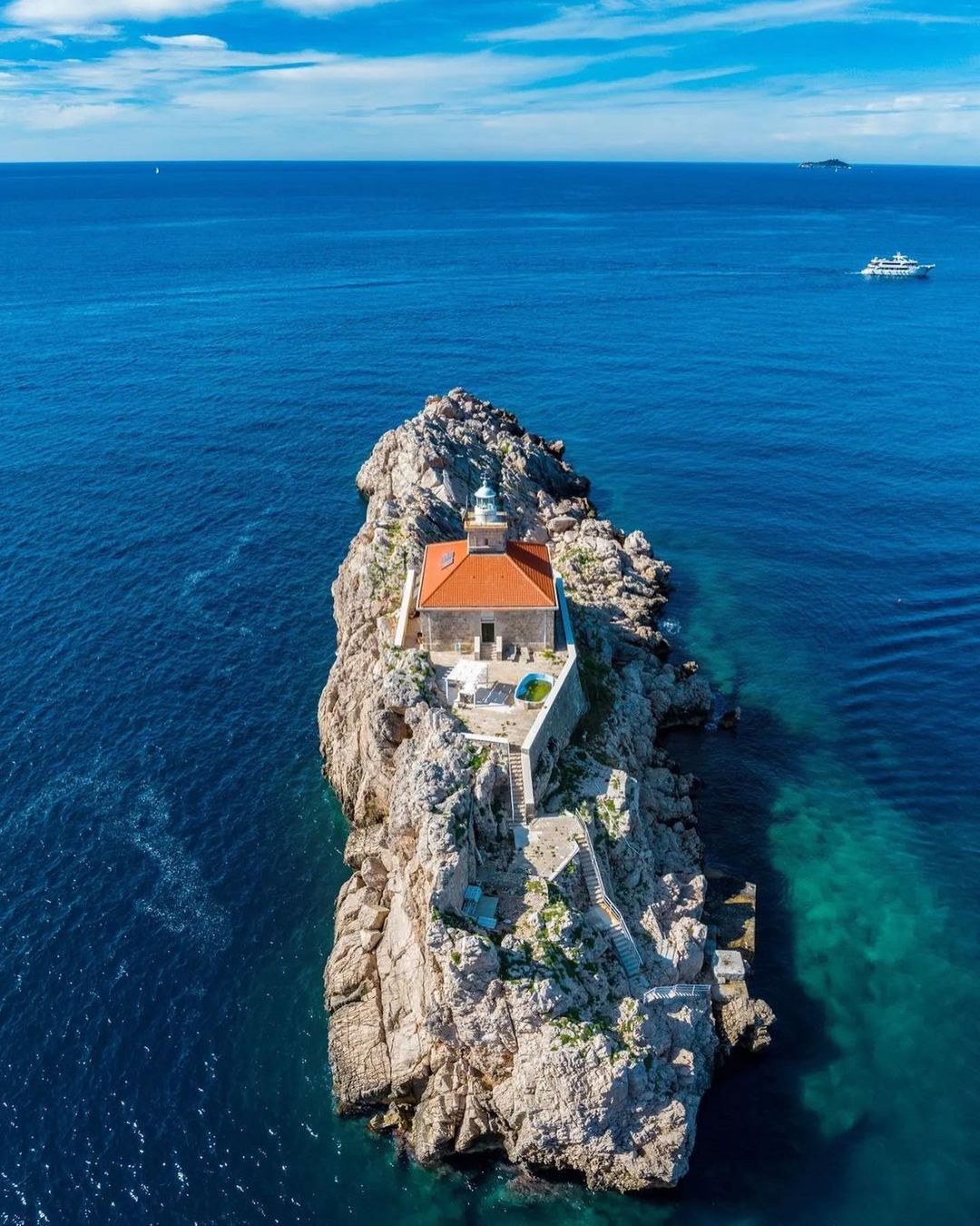 1080x1350, 257 Kb / Остров, дом, Хорватия, горы, скалы, камни, море, маяк