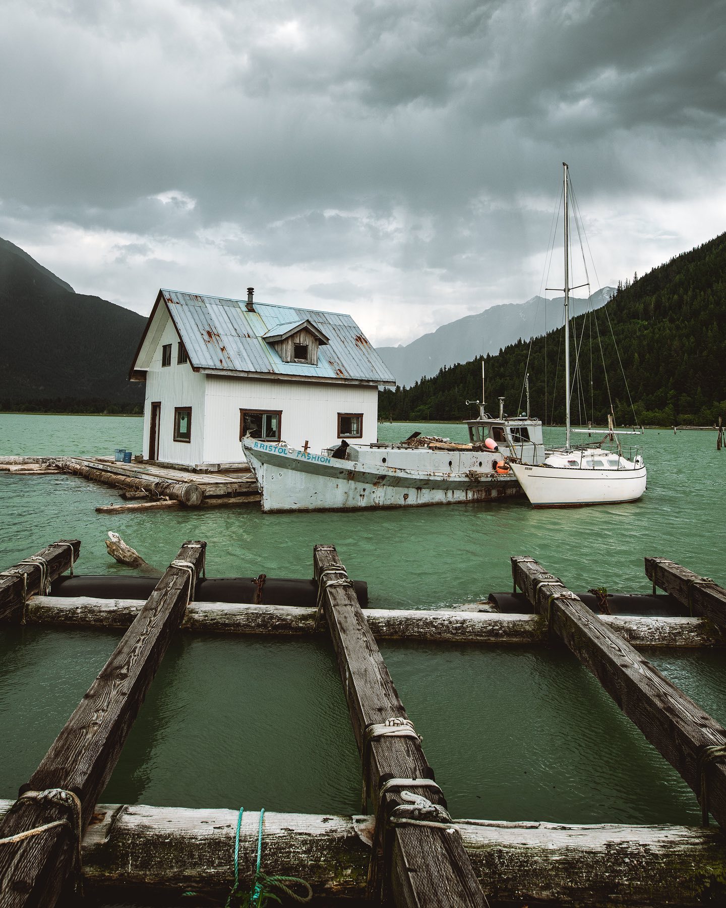 1440x1800, 530 Kb / Горы, лес, дом, хижина, рыбак, причал, судно, рыбалка, Канада, яхта, катер