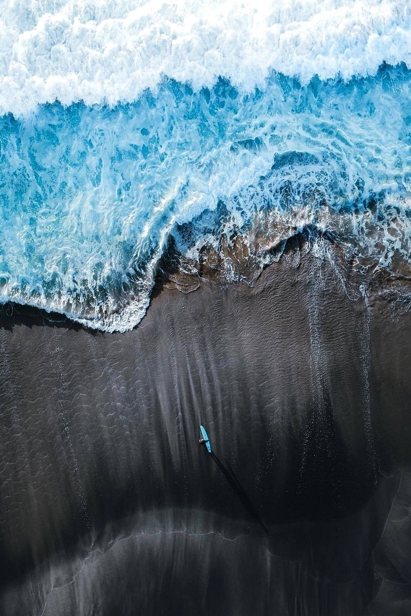 800x1200, 346 Kb / Пляж, песок, волна, сёрфинг, серфингист, доска, сверху, чёрный, голубой