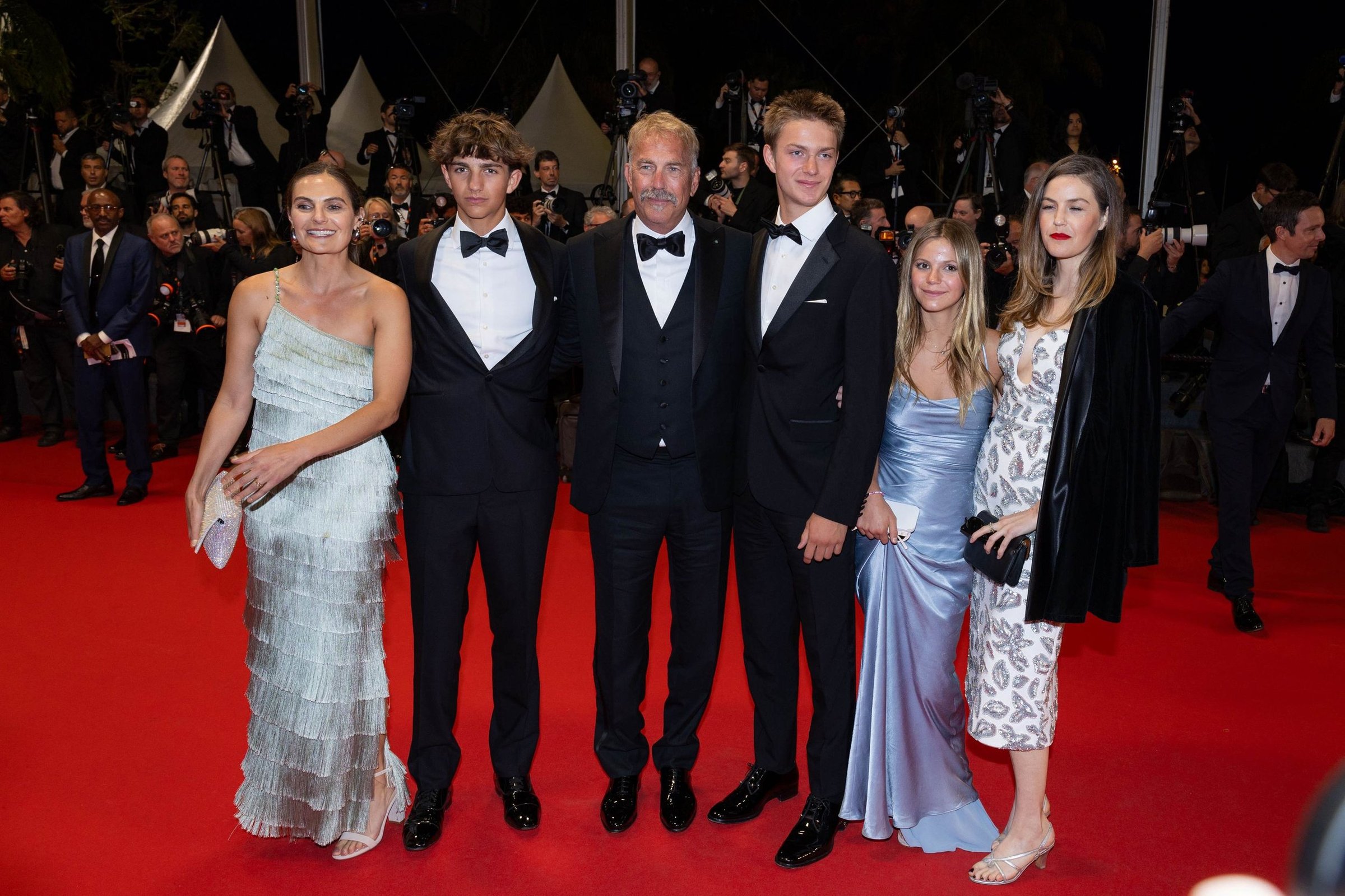 2400x1600, 553 Kb / Кевин Костнер, фестиваль, пиджак, платье, бабочка