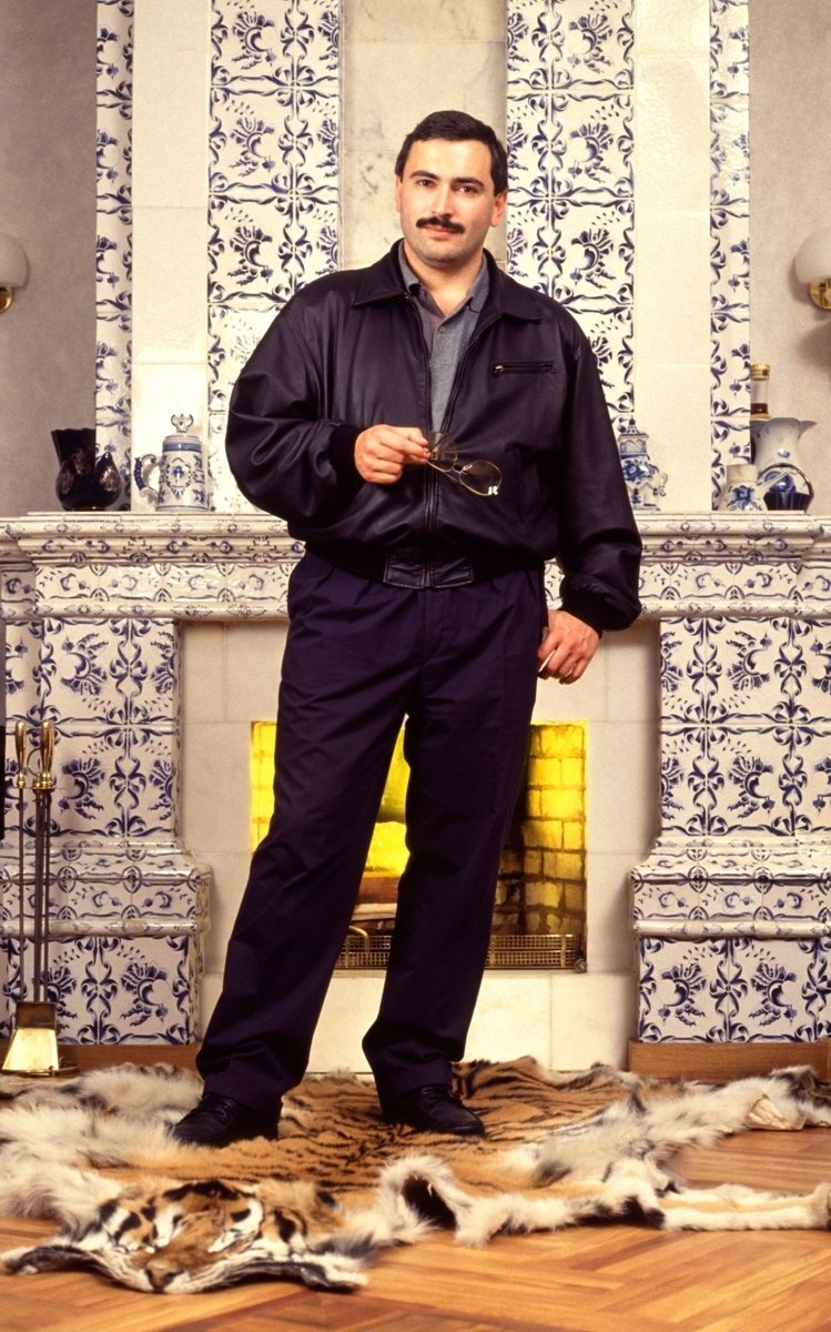 749x1200, 308 Kb / Ходорковский, камин, шкура, тигр, очки, куртка