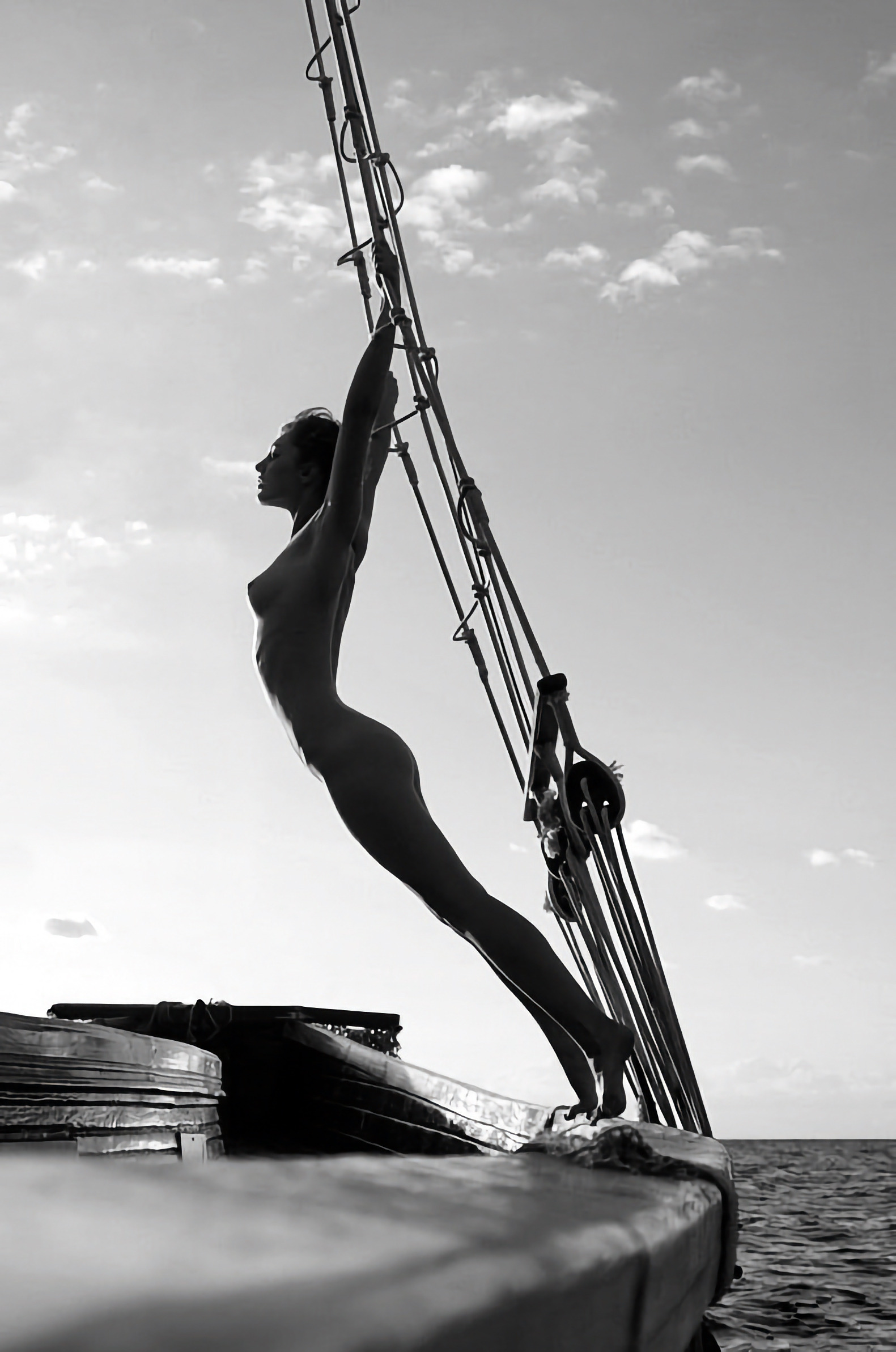 1581x2385, 475 Kb / ч/б, голая, яхта, прогиб, канат