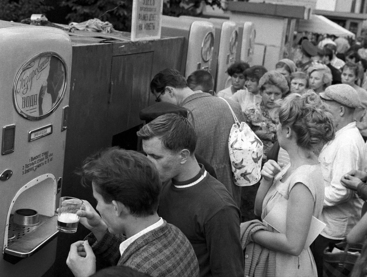 1280x964, 169 Kb / ч/б, газировка, Москва, ссср, вендинг, торговый автомат