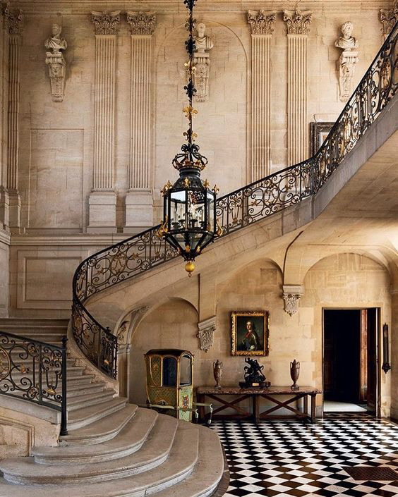 564x705, 144 Kb / интерьер, люстра, лестница, картина, портрет