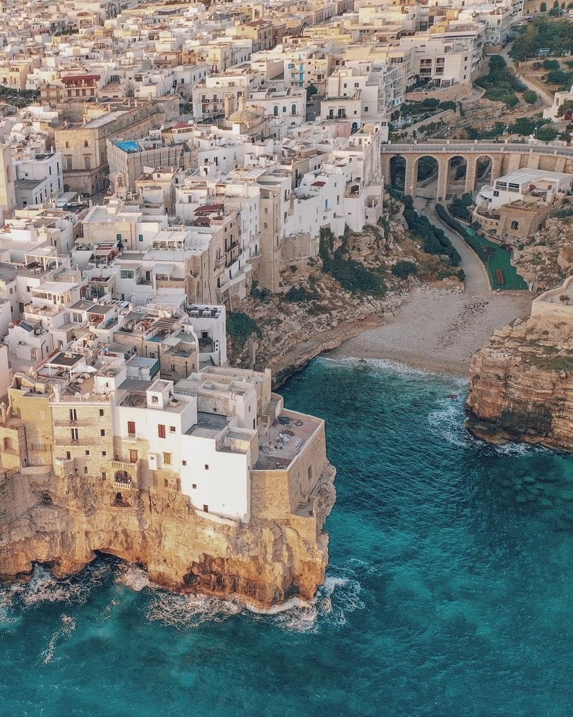 828x1035, 305 Kb / Италия, город, берег, побережье, горы, скалы, море