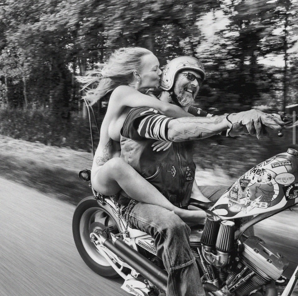 958x951, 325 Kb / байкер, пассажирка, голая, без шлема, Duco de Vries, ч/б