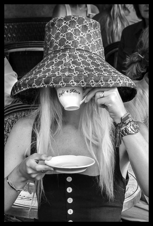 526x774, 82 Kb / шляпа, чашка , мужские часы, Cafe de Flore, Paris, Peter Turnley, ч/б