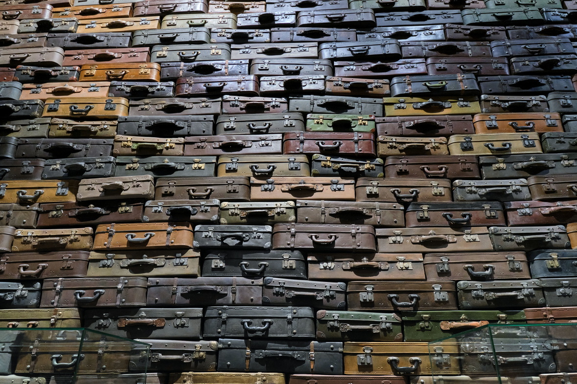 1179x786, 488 Kb / чемоданы, много, разные