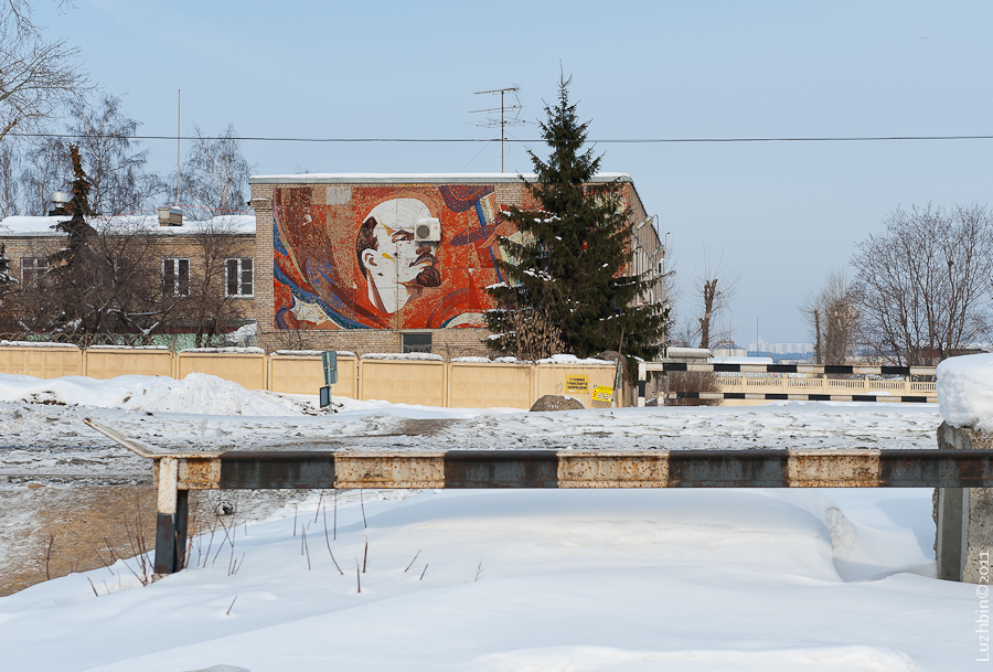 900x609, 516 Kb / Мозаика, Ленин, кондиционер, конденсатор, забор, проволока, егоза