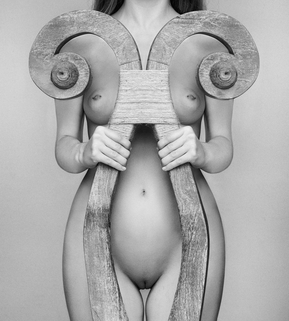 922x1024, 305 Kb / ч/б, бритая, без головы, рога