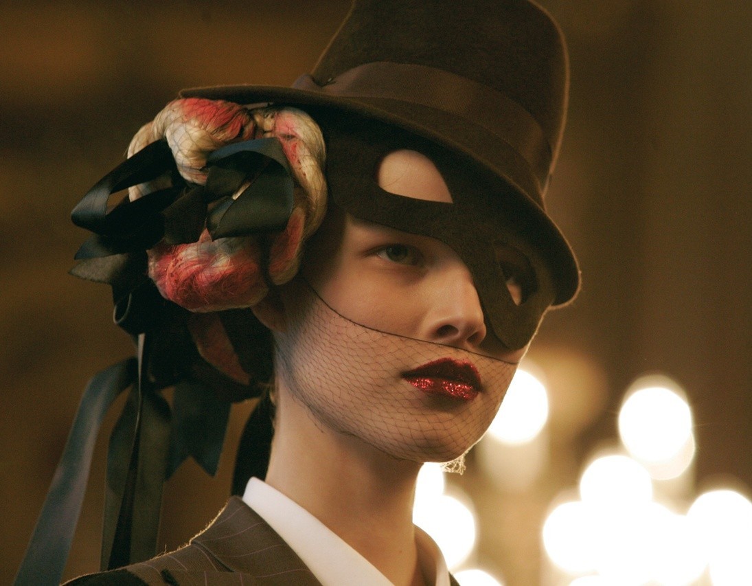 1095x853, 164 Kb / фэшн, шляпка, маска, сетка