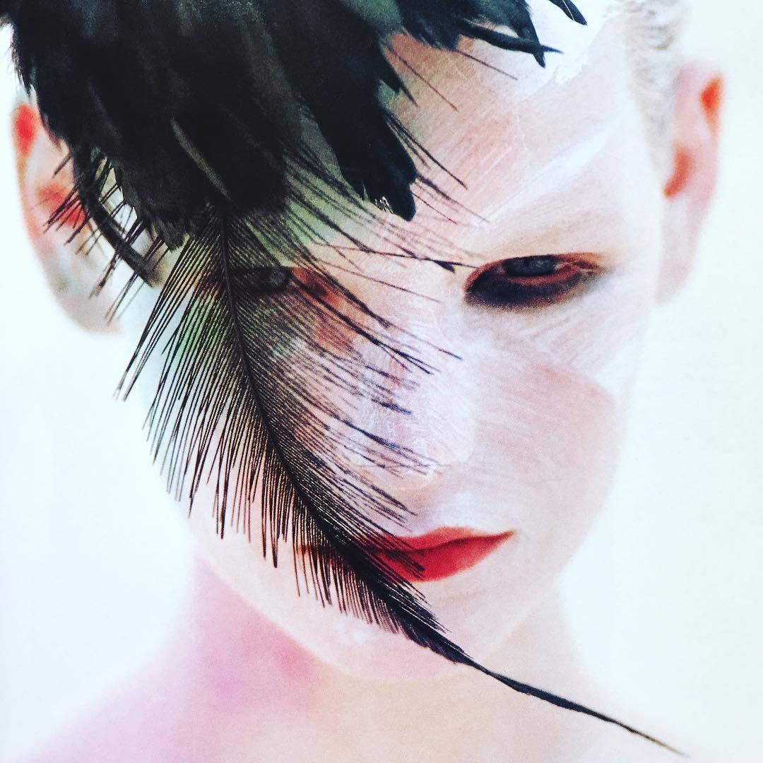 1080x1080, 129 Kb / Hans Feurer, Kirsten Owen, фэшн, макияж, перо, губы, красное