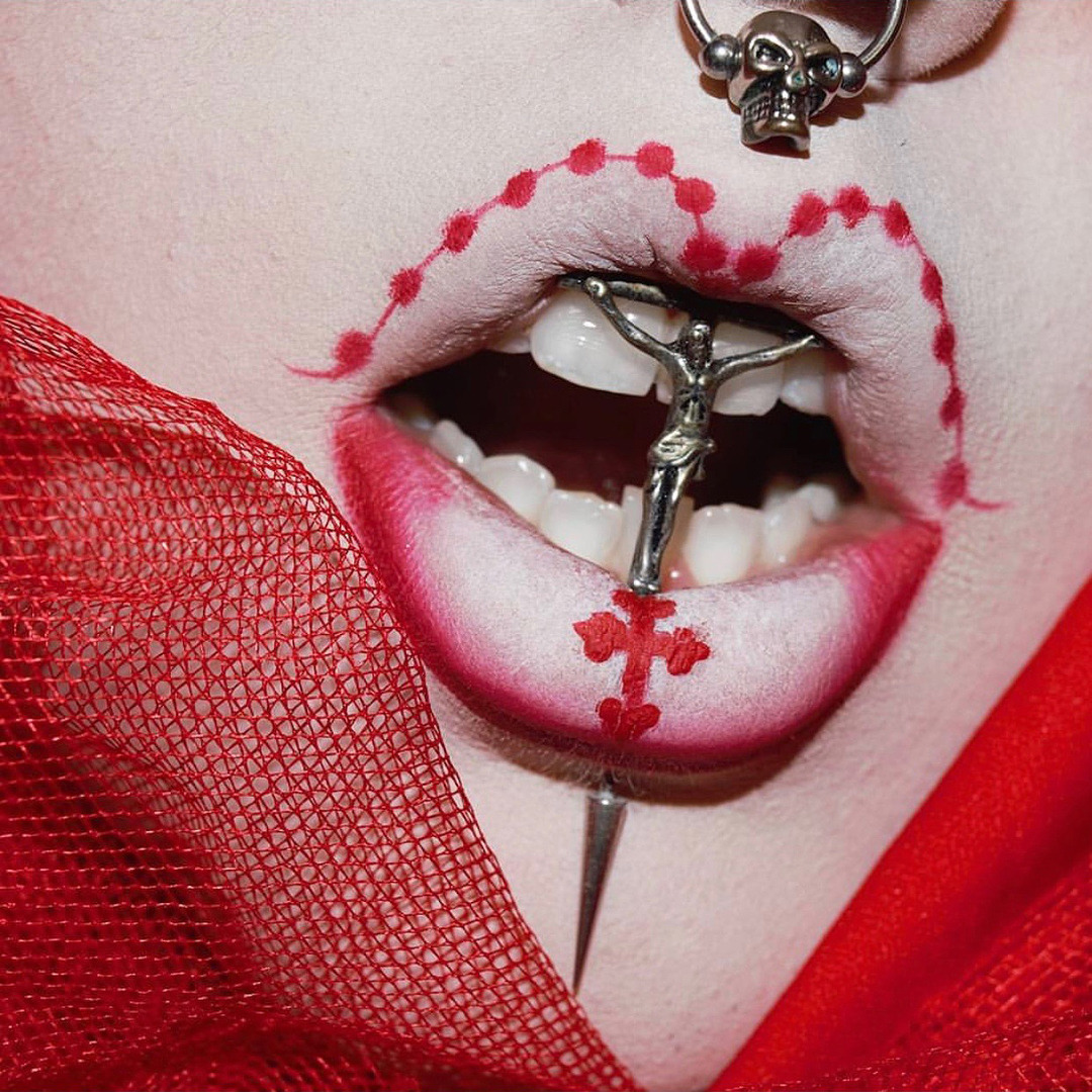 1080x1080, 419 Kb / крест, губы, пирсинг