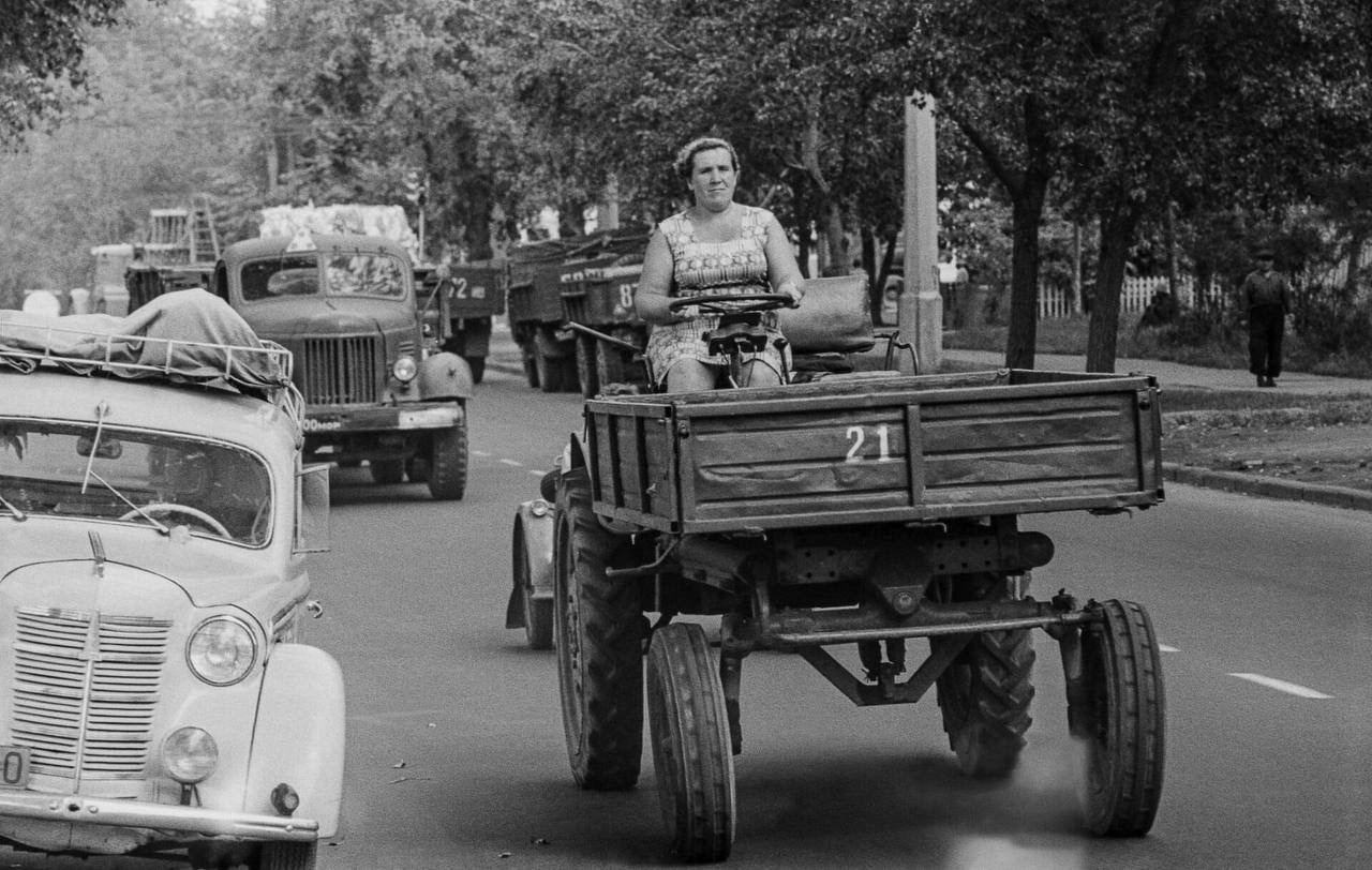 1280x812, 164 Kb / ч/б, трактор, 21