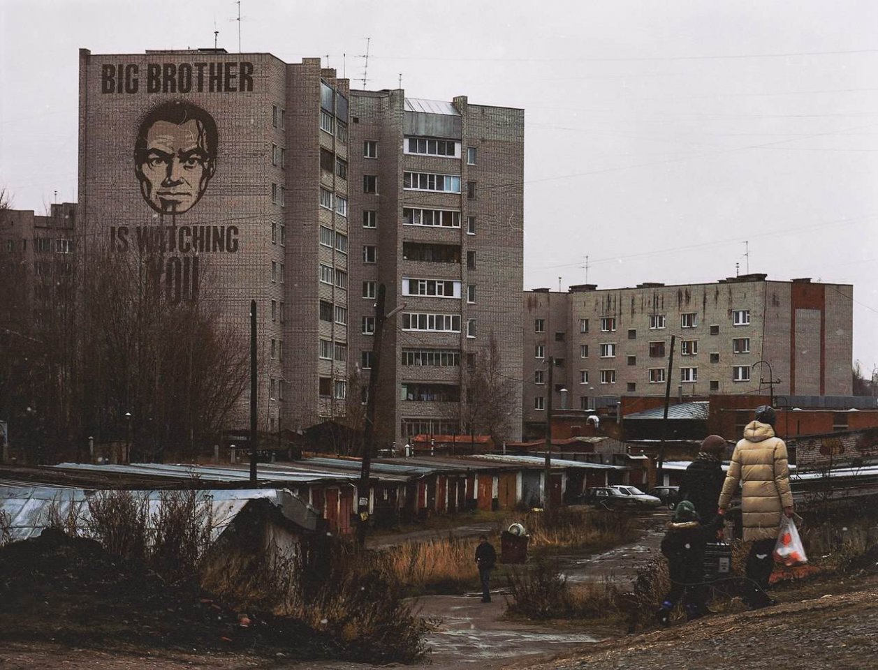 1257x960, 413 Kb / Большой, брат, гаражи, серое, многоэтажки, Оруэл