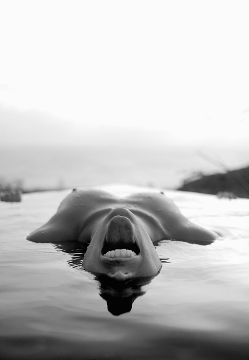 800x1155, 62 Kb / ч/б, сиськи, вода, зубы, язык