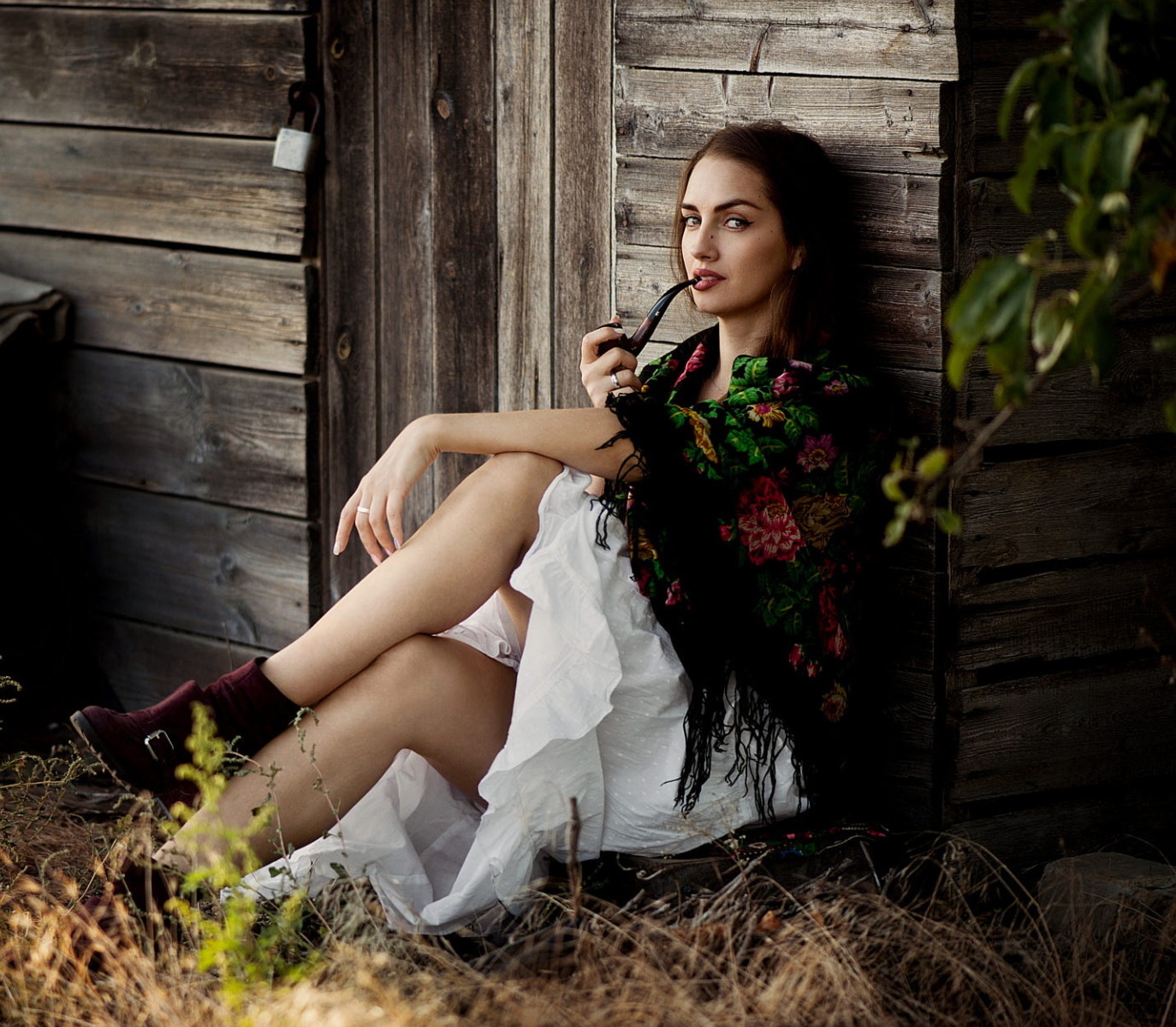 1374x1200, 507 Kb / сарай, трубка, платок