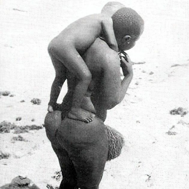 630x630, 118 Kb / мама, сын, ч/б