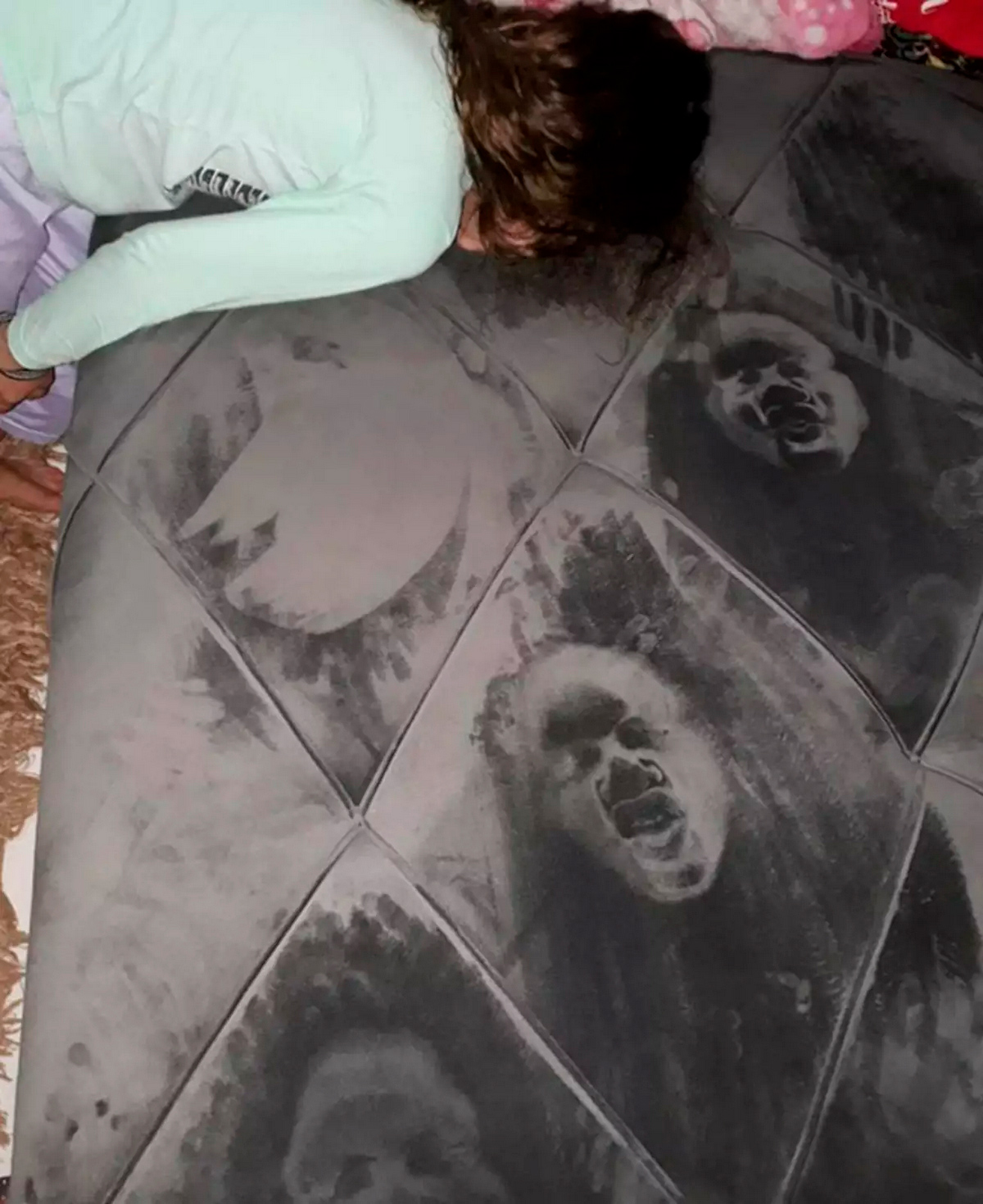 1200x1469, 465 Kb / диван, отпечаток