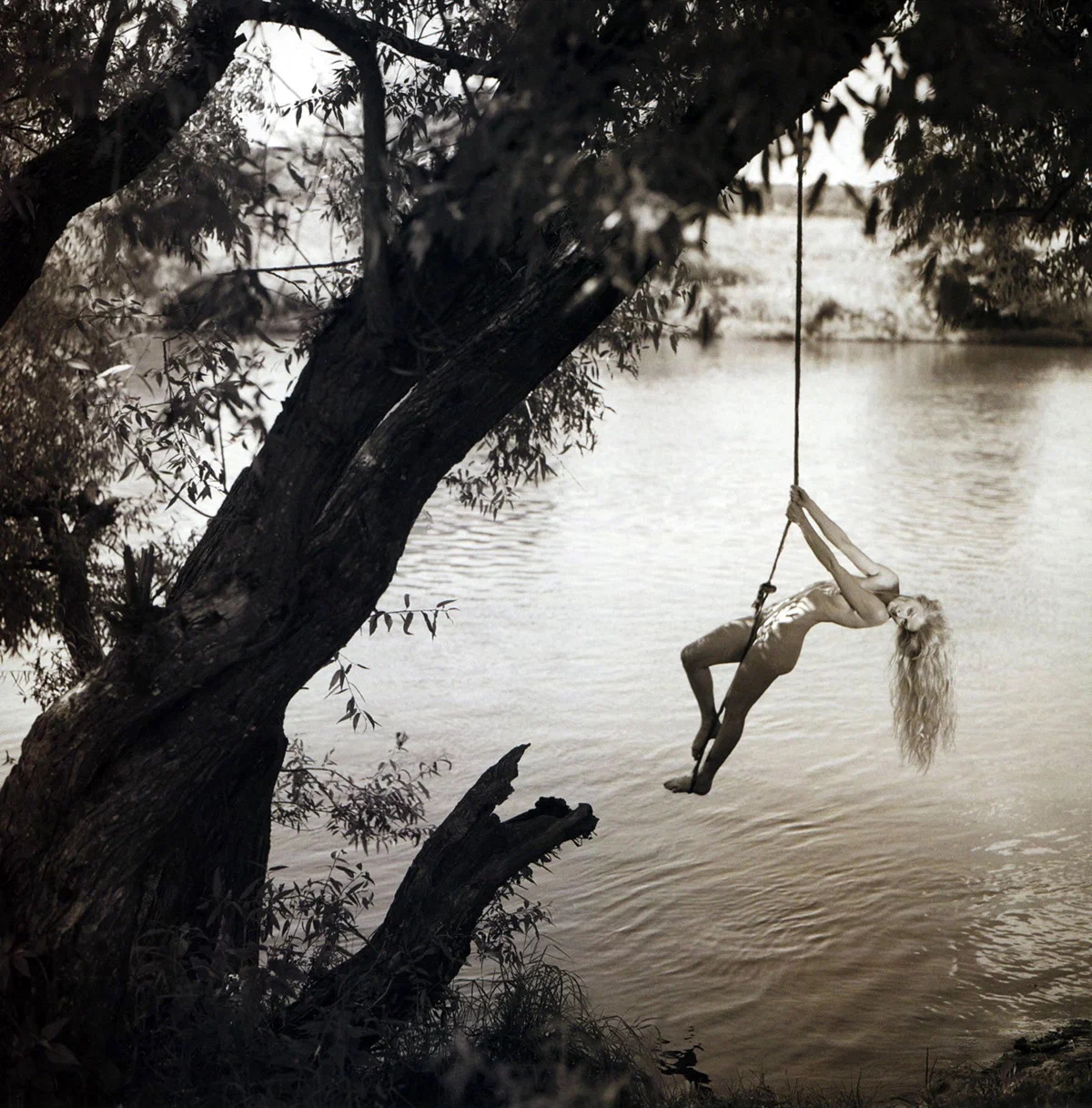 1200x1217, 480 Kb / река, дерево, тарзанка, ч/б