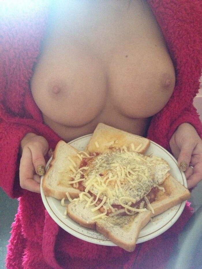 700x933, 85 Kb / без головы, халат, бутерброд, тарелка