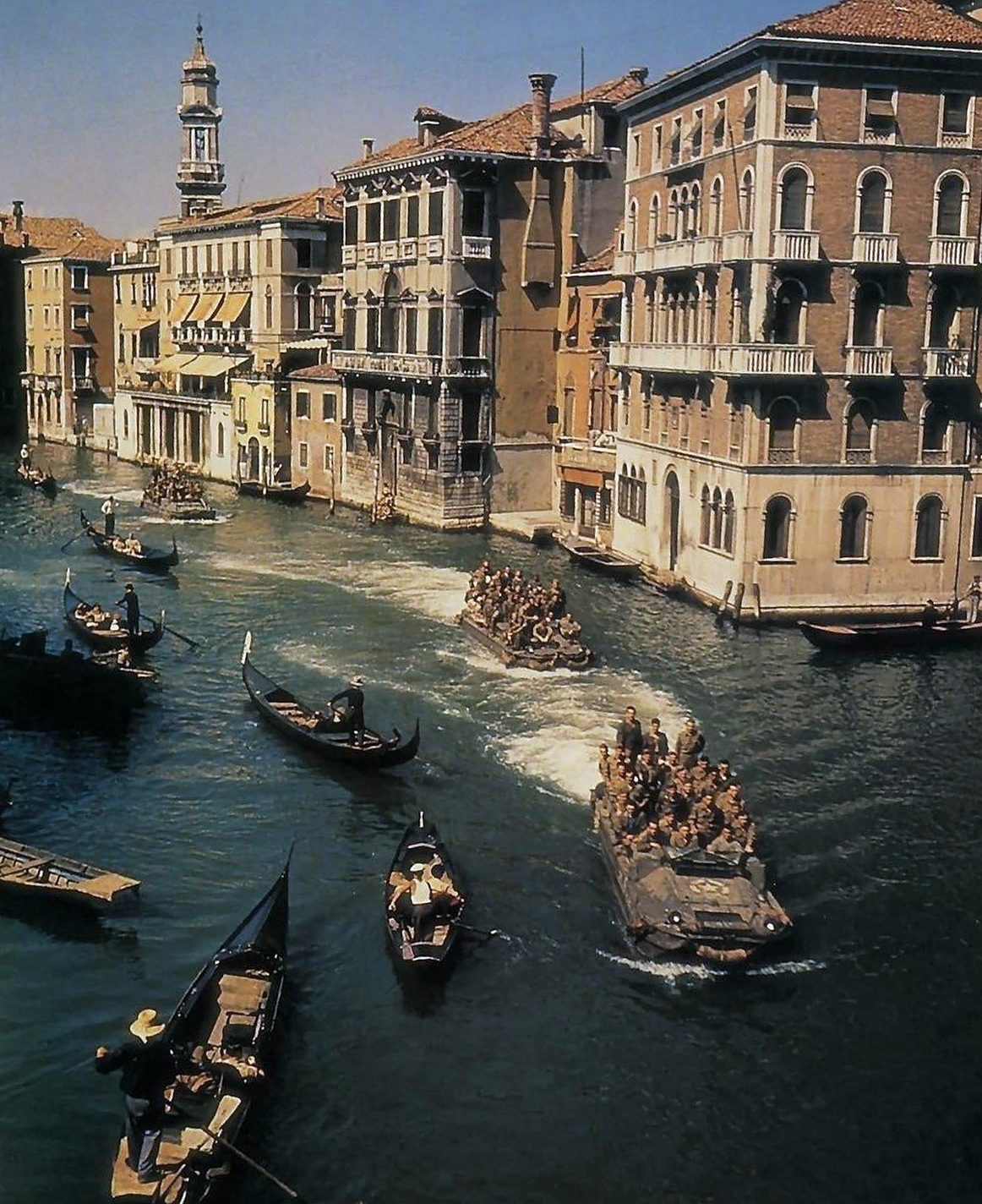 1162x1424, 604 Kb / Италия, Венеция, Гранд Канал, амфибия