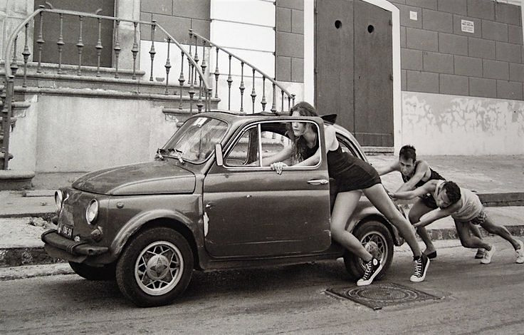 736x470, 74 Kb / Raffaele Celentano, fiat-500, ч/б , машинотолкание, автомобиль, девушка, парни