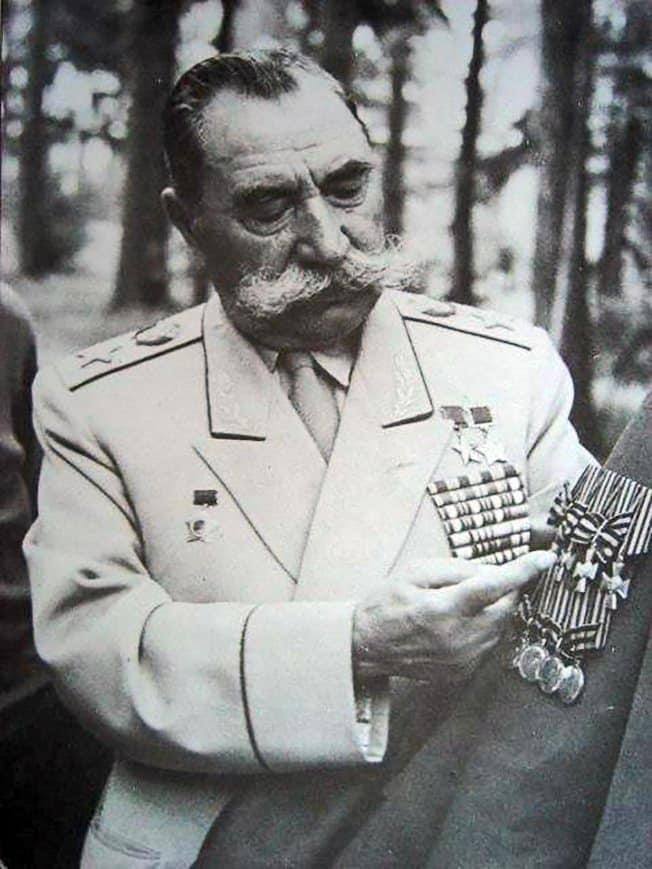 652x869, 64 Kb / ч/б, Буденный, китель, медали, награды, усы, СССР