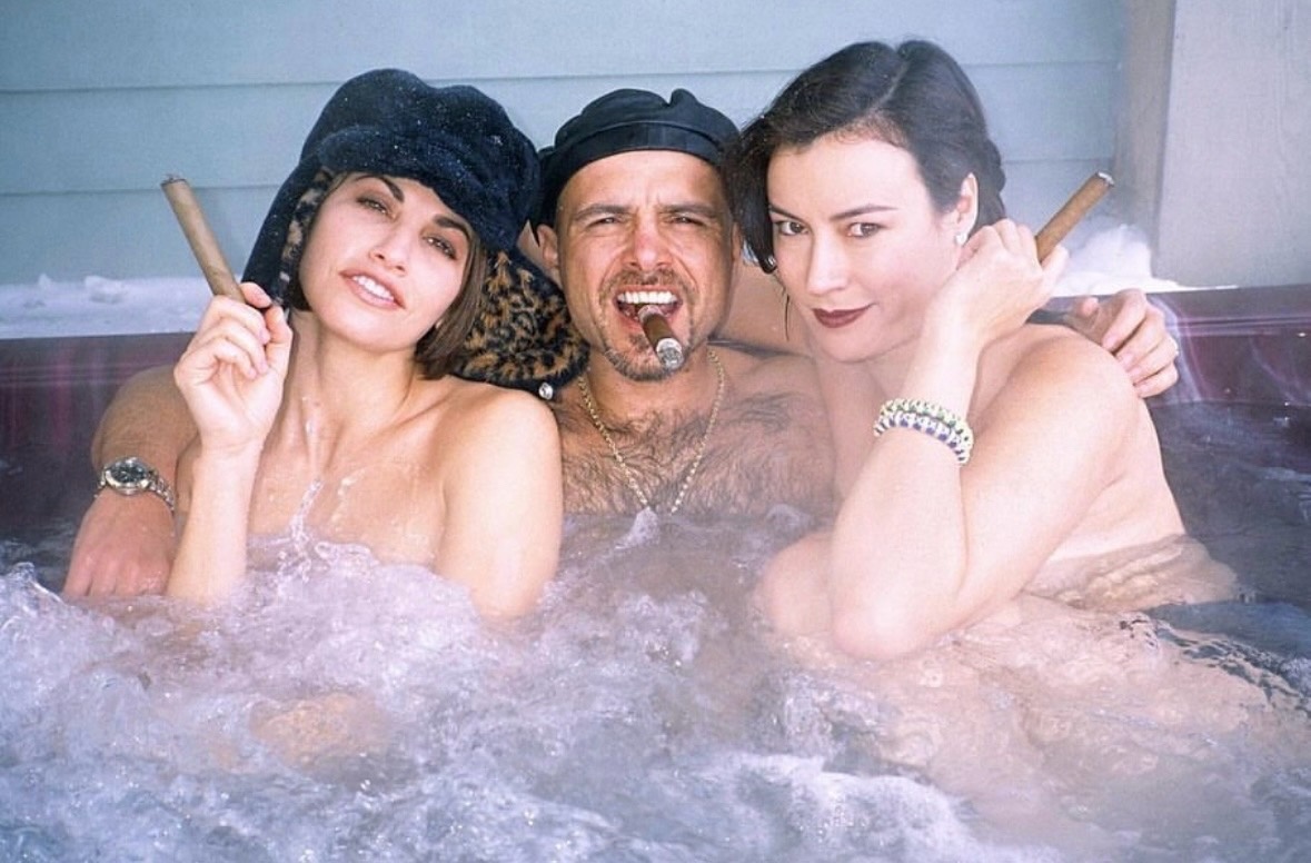 1179x776, 237 Kb / Джина Гершон, Джо Пантолиано и Дженнифер Тилли, сигара, бассейн, часы, браслет, цепочка