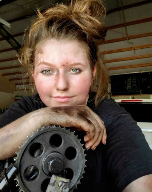 509x640, 51 Kb / девушка-механик, рука в масле, звездочка