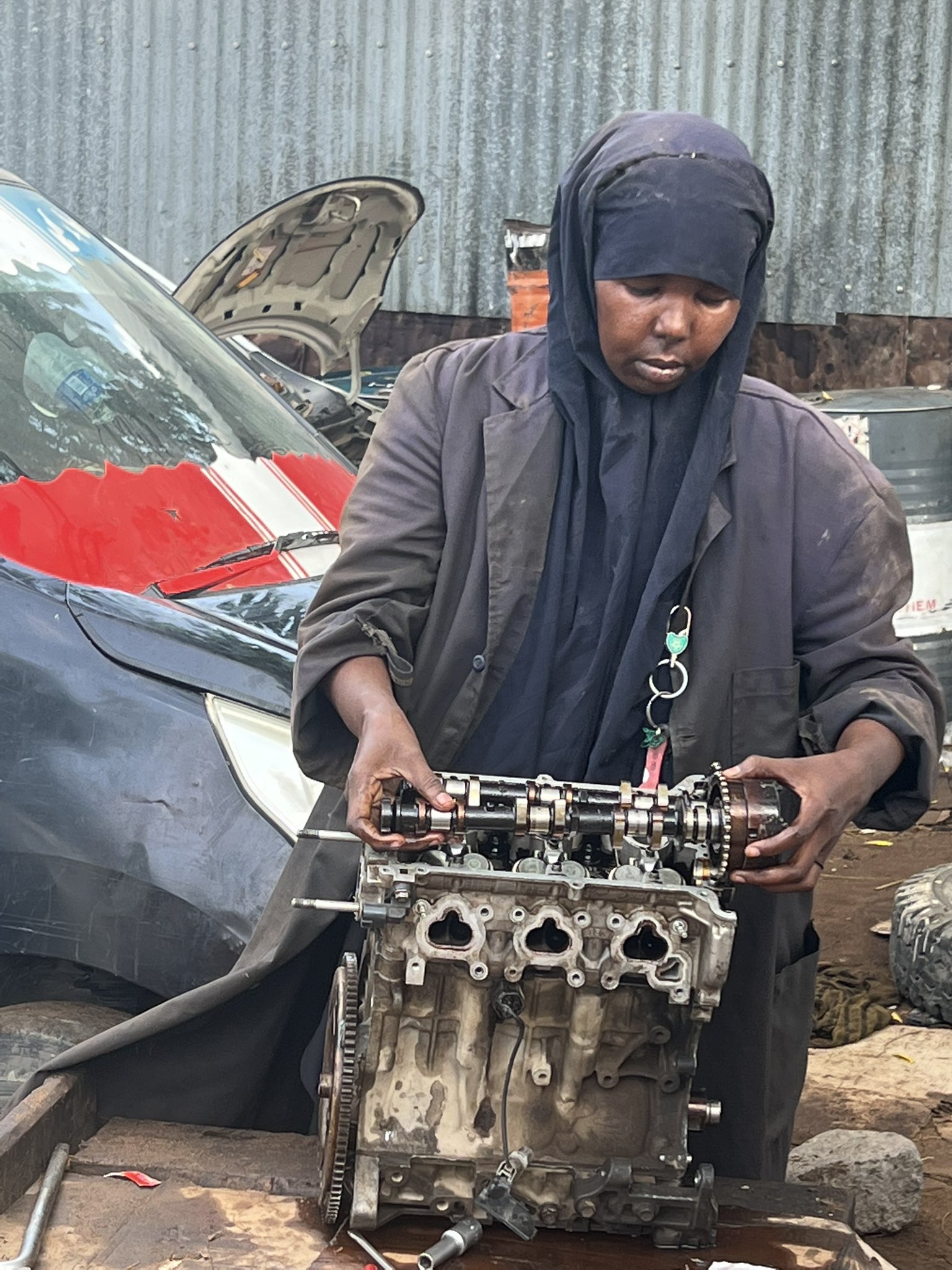 1536x2048, 480 Kb / двигатель, валы, женщина-механик