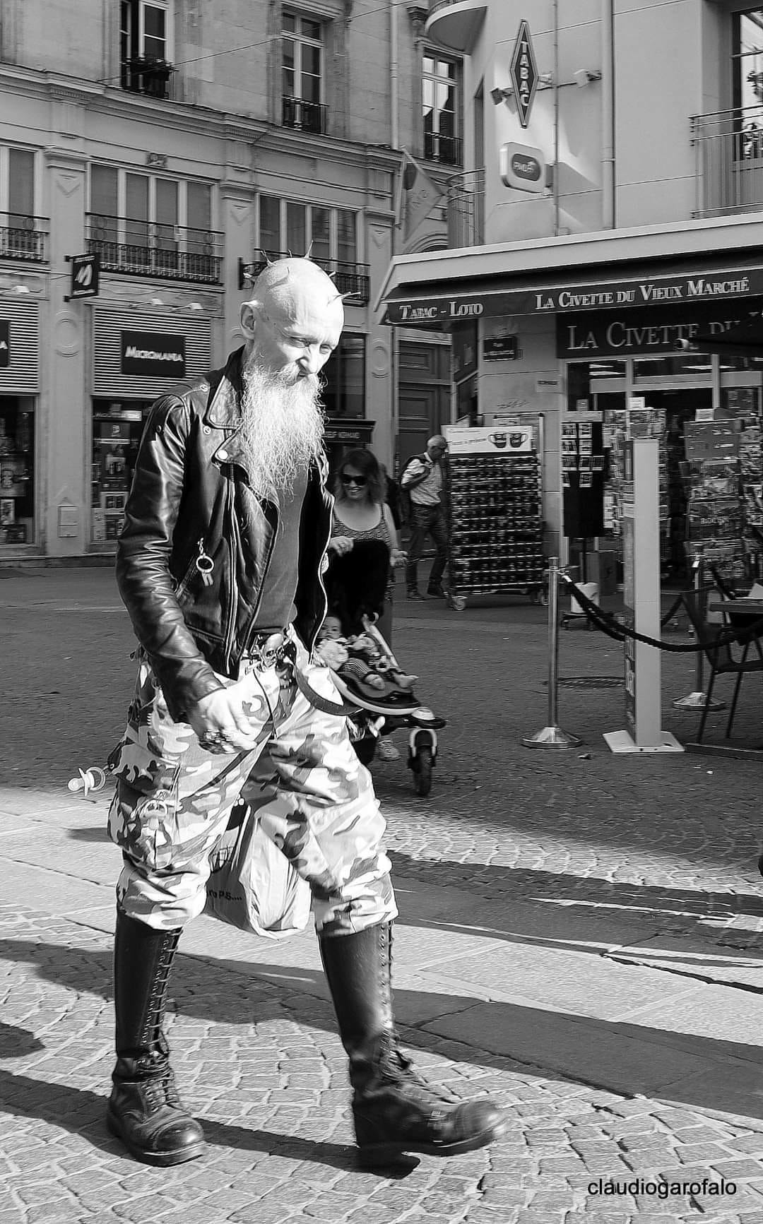 1080x1733, 328 Kb / Claudio Garofalo, Франция, Руан, панк, оригинал, борода, краги, пустышка, ч/б