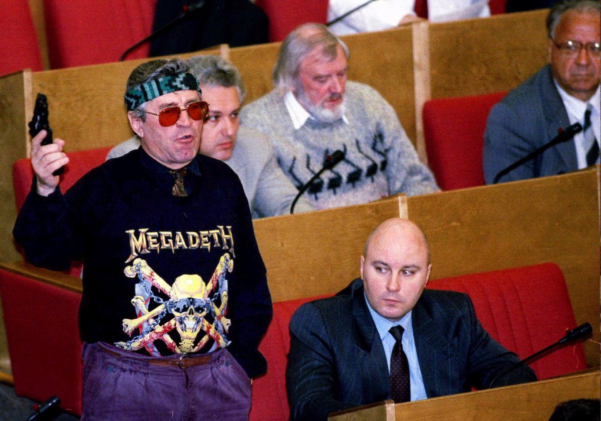 1200x840, 149 Kb / Госдума, депутат, Марычев, пистолет, очки, футболка, megadeth, череп