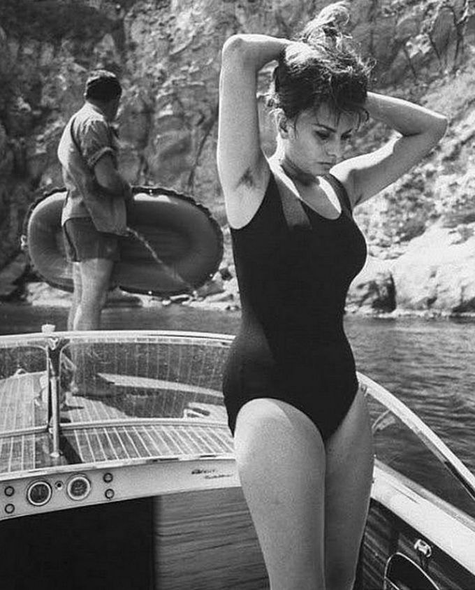 680x844, 103 Kb / Софи Лорен, лодка, яхта, мужчина, горы, купальник