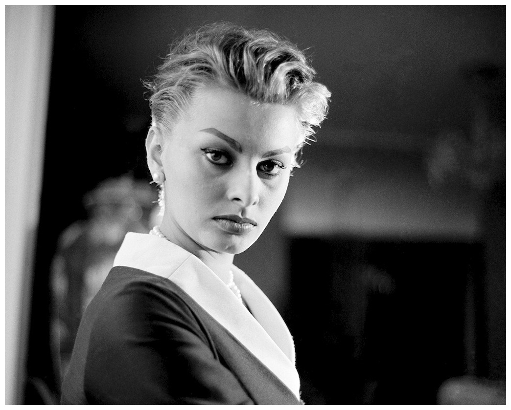 1044x839, 216 Kb / Софи Лорен, бусы, белый воротничек, 1956 год.  портрет, ч/б