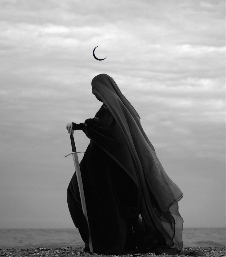 735x835, 42 Kb / женщина, берег, сутана, меч, луна, месяц, ч/б