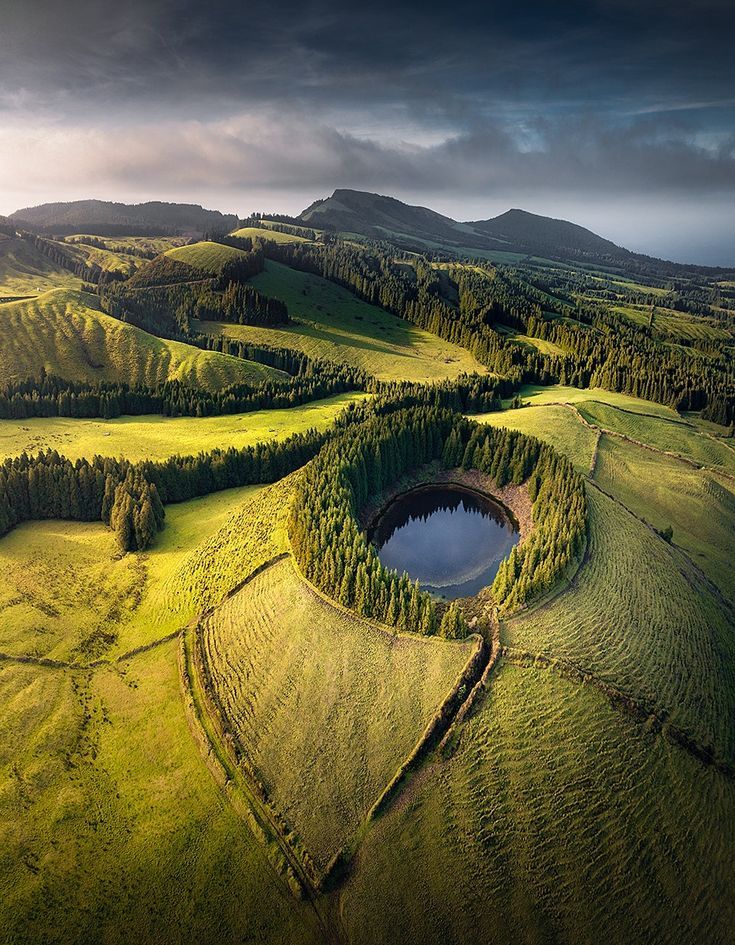 735x945, 199 Kb / кратер, озеро, лес, трава, луг, горы, холмы