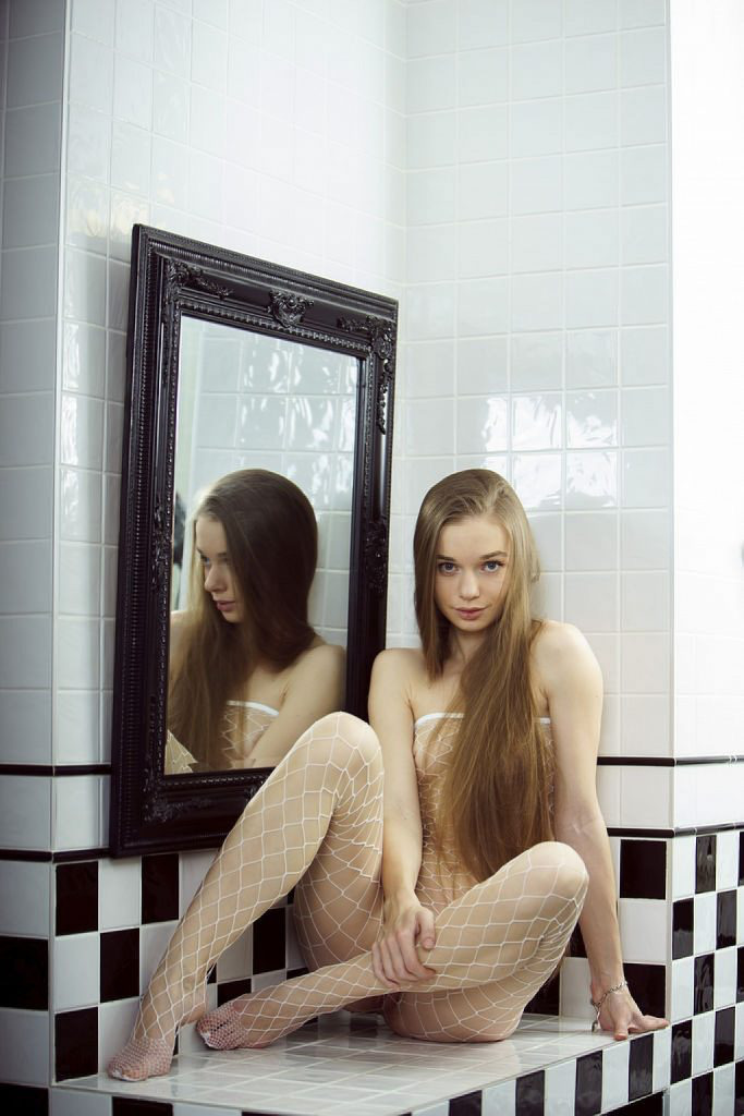683x1024, 126 Kb / Milena Sunna, зеркало, плитка, отражение, колготки, сетка, браслет, цепочка