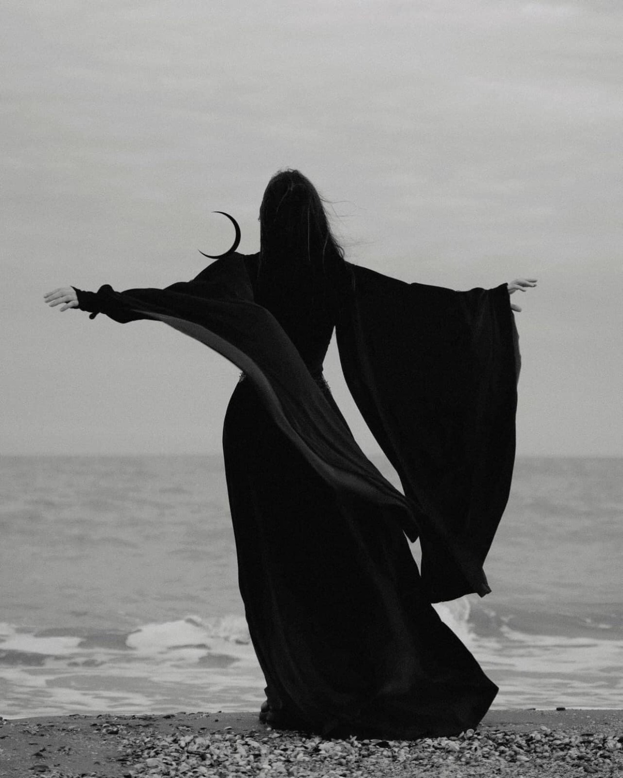 1280x1598, 274 Kb / женщина, луна, месяц, растущая, ч/б