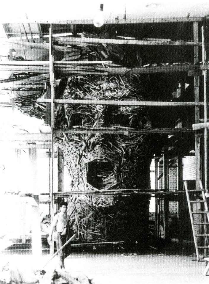 705x955, 313 Kb / Родина, мать, зовет, скульптура, каркас, ч/б